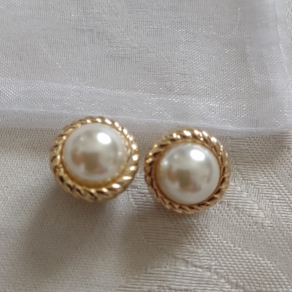 Monet vintage classic gold tone rope surrounded Faux pearl button earrings